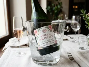 wino musujace papier snieznobialy etykieciarnia